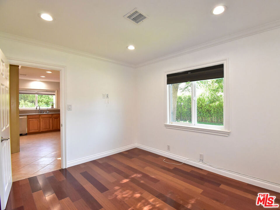 23005 Oxnard Street - Photo 28