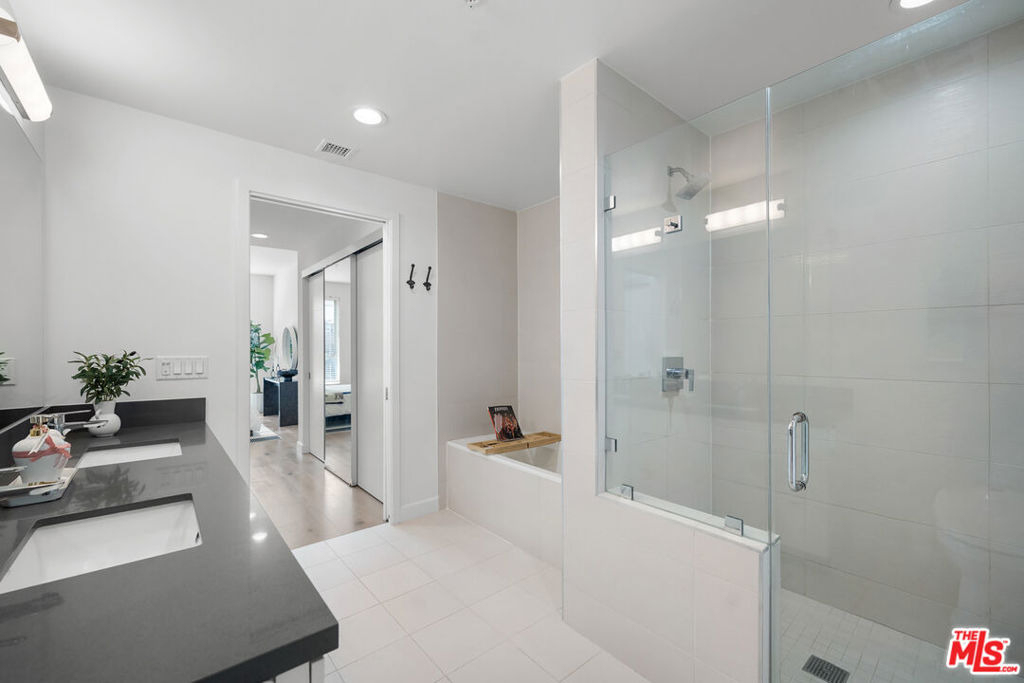 105 S Mariposa Avenue - Photo 8