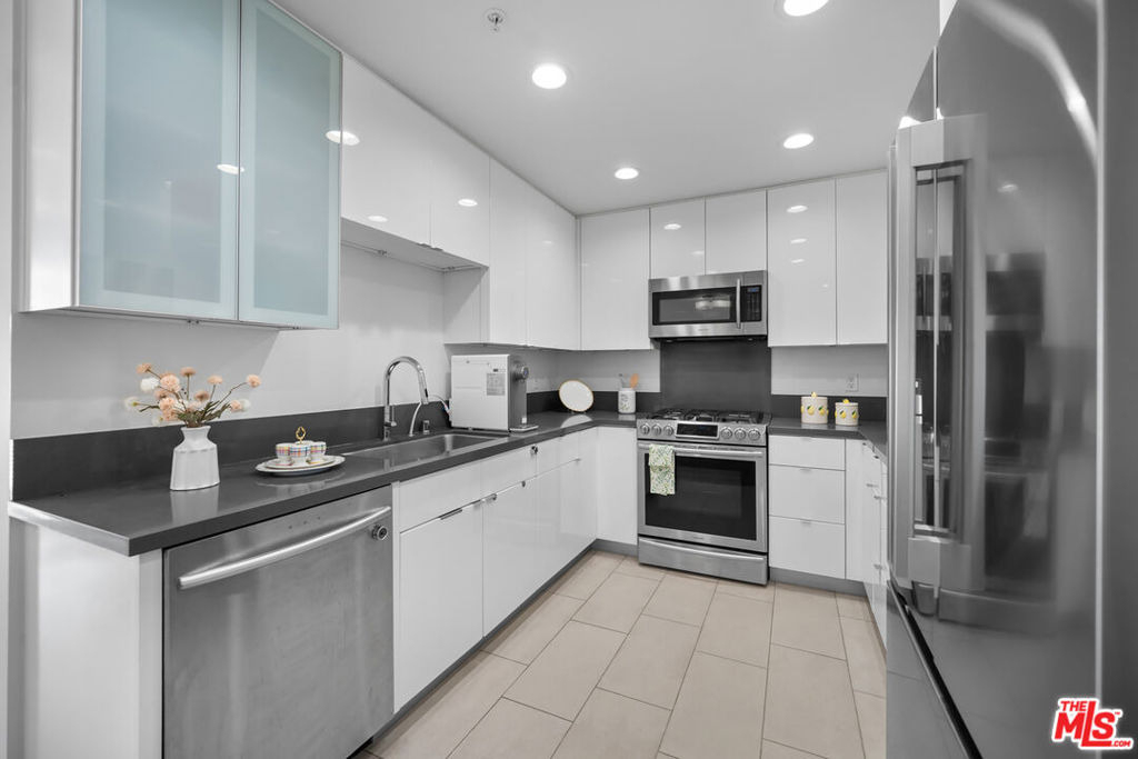 105 S Mariposa Avenue - Photo 29