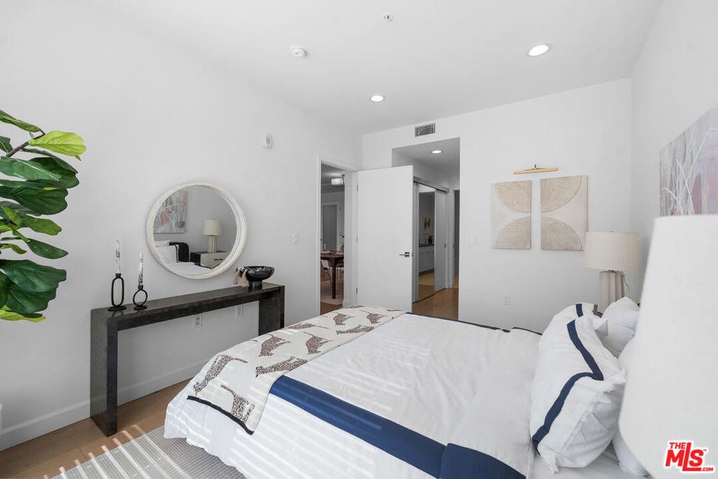105 S Mariposa Avenue - Photo 2