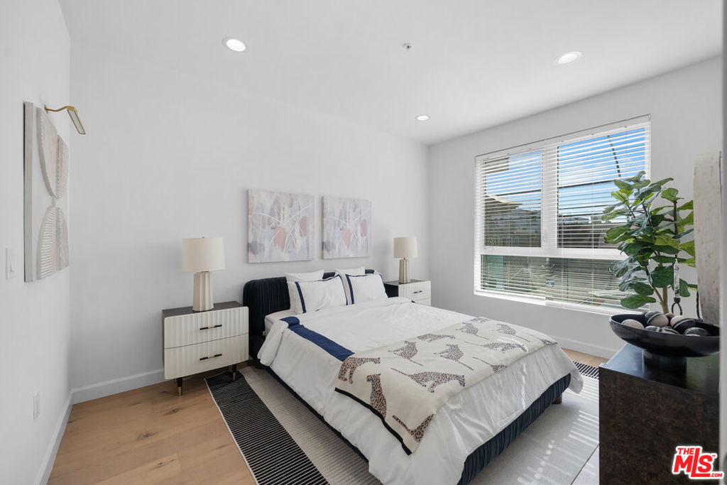 105 S Mariposa Avenue - Photo 0