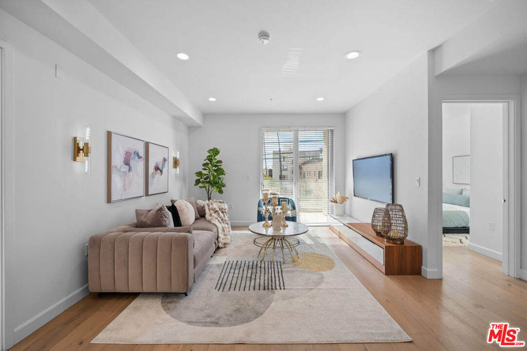 105 S Mariposa Avenue - Photo 12
