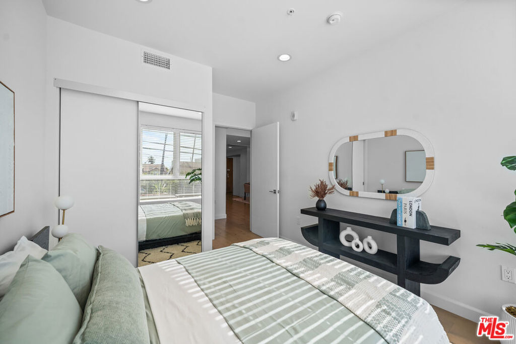 105 S Mariposa Avenue - Photo 11