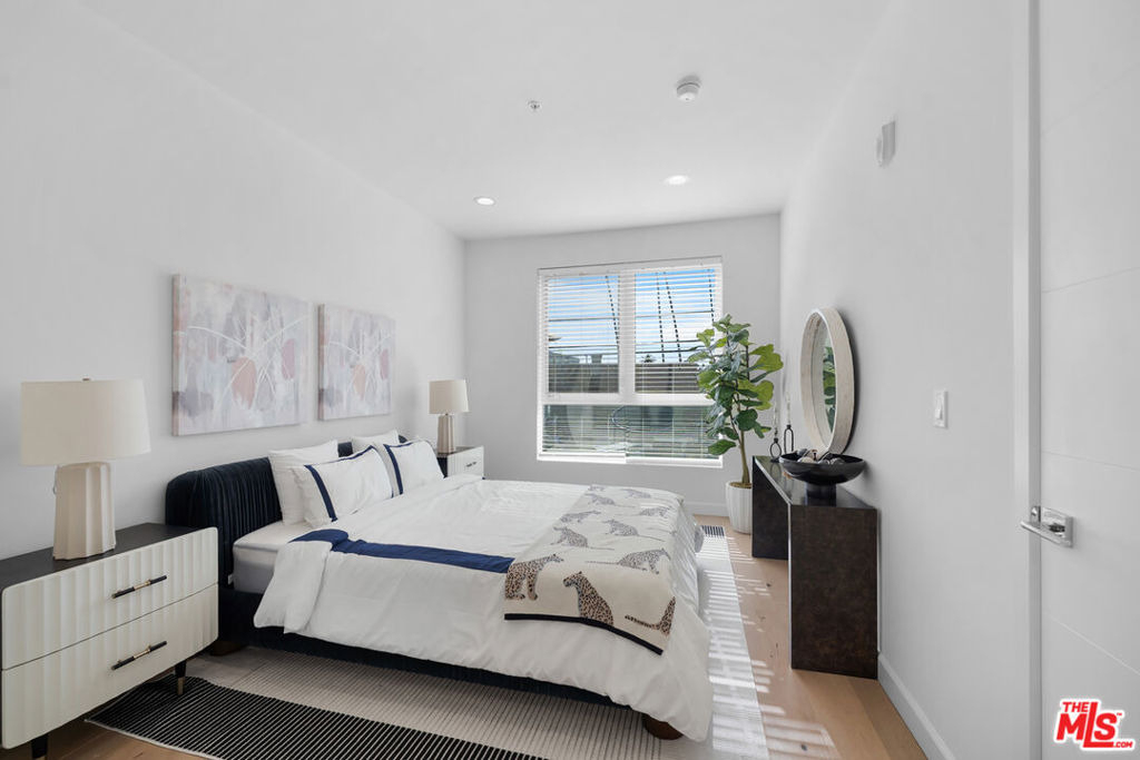 105 S Mariposa Avenue - Photo 4