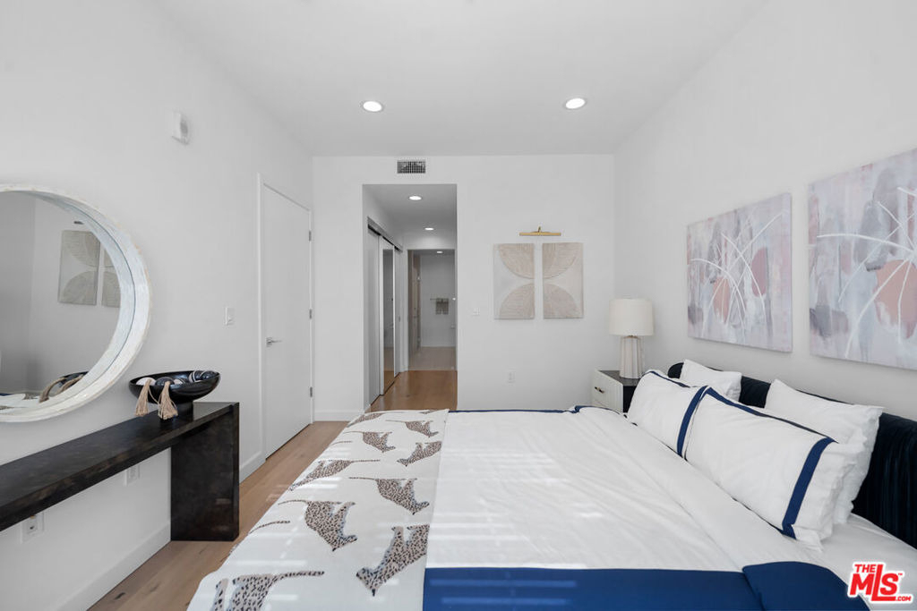 105 S Mariposa Avenue - Photo 3