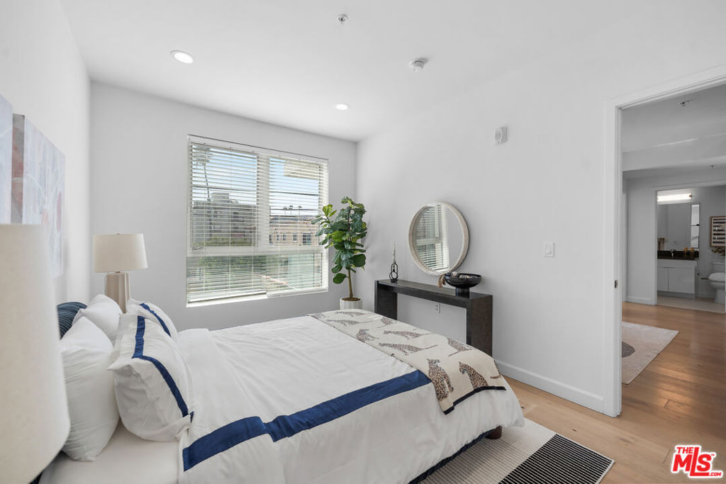105 S Mariposa Avenue - Photo 1