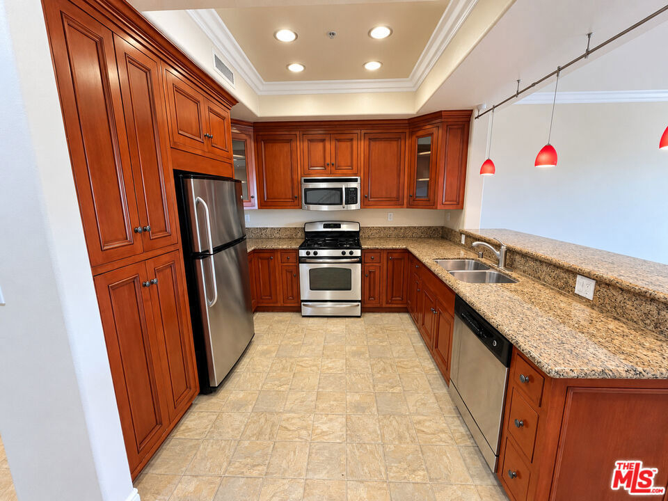 1101 East Avenue - Photo 3