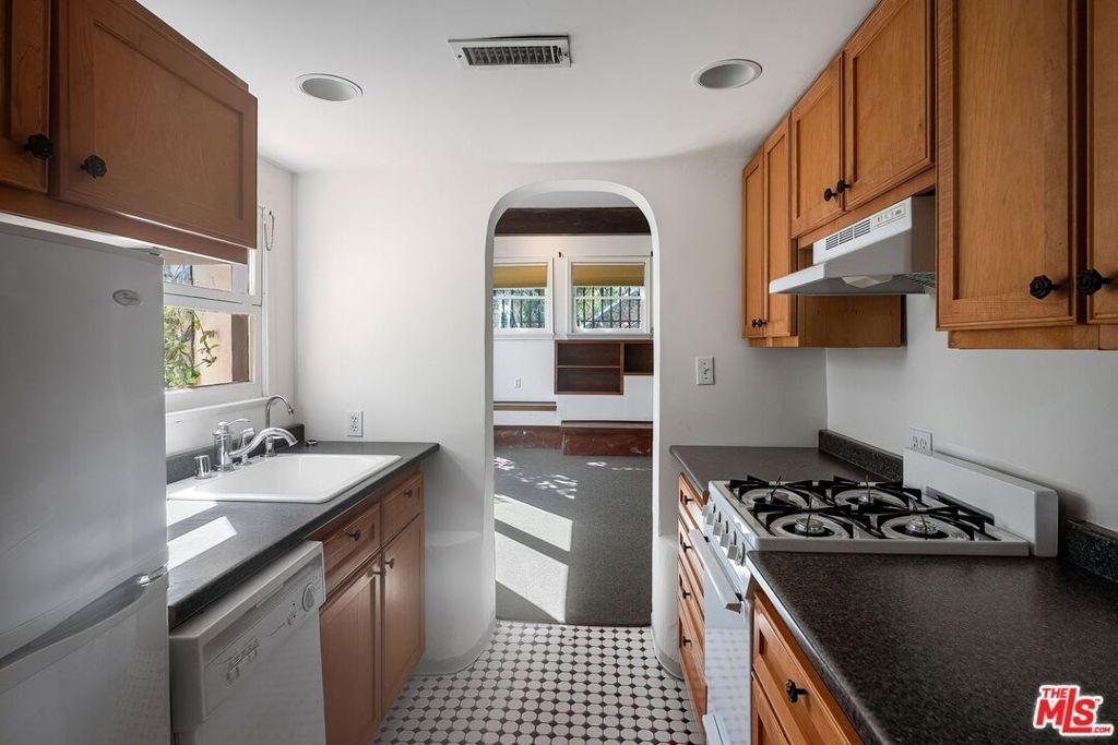 2101 Broadview Terrace - Photo 33