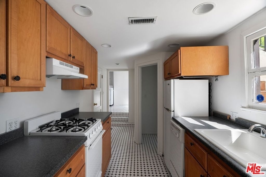 2101 Broadview Terrace - Photo 32