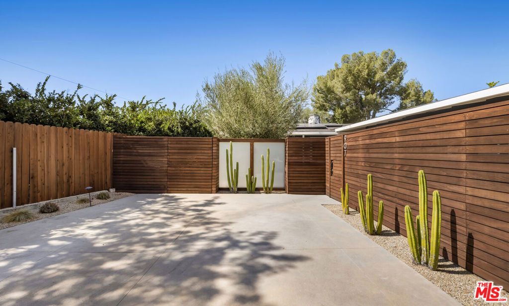 907 Alegre Place - Photo 3