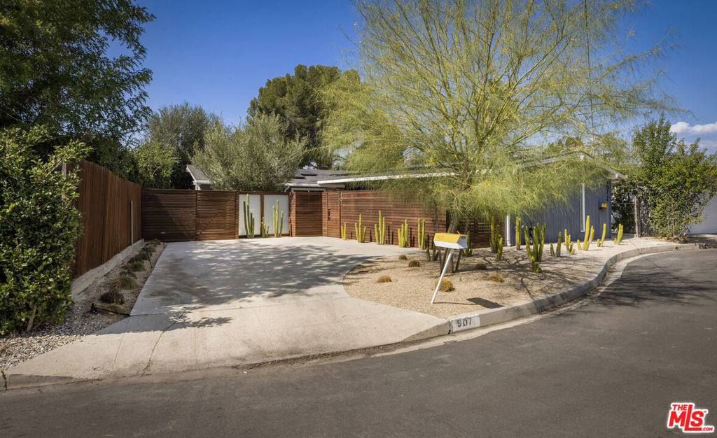 907 Alegre Place - Photo 0