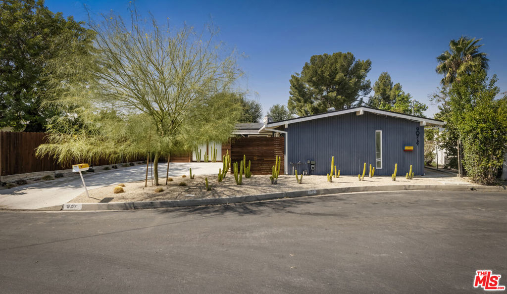 907 Alegre Place - Photo 1