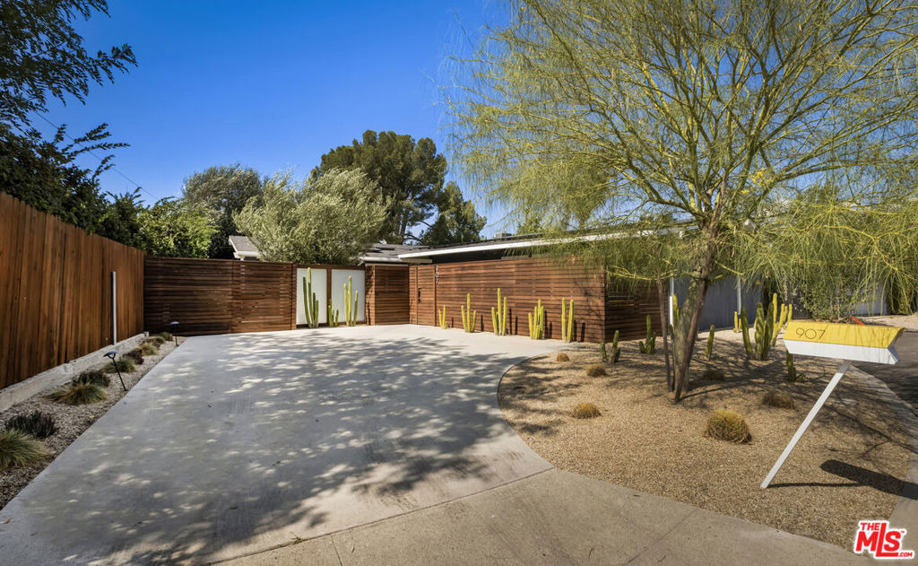 907 Alegre Place - Photo 2