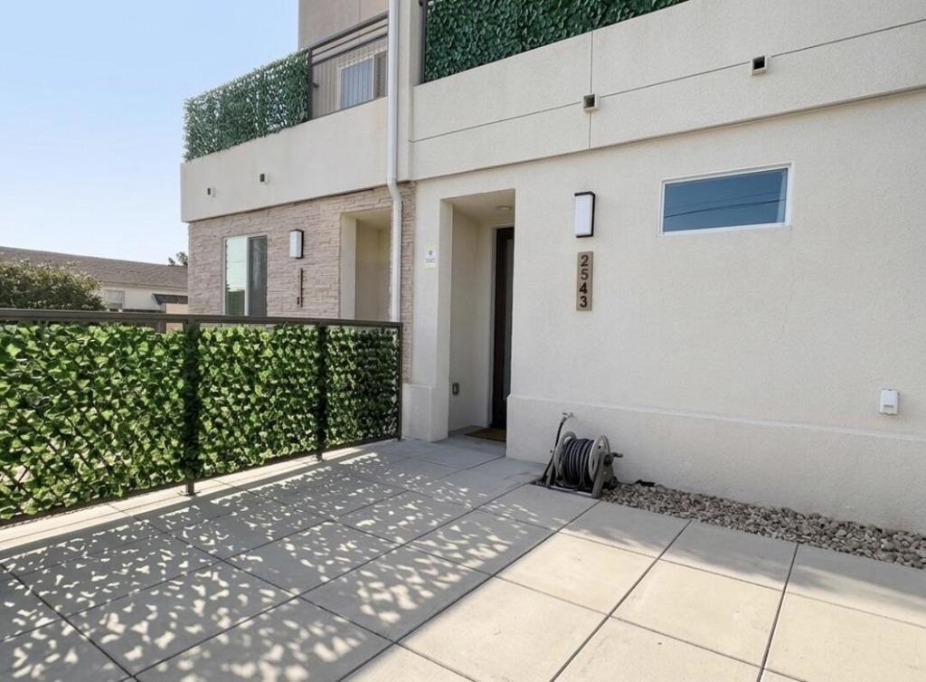 2543 Marine Avenue - Photo 2
