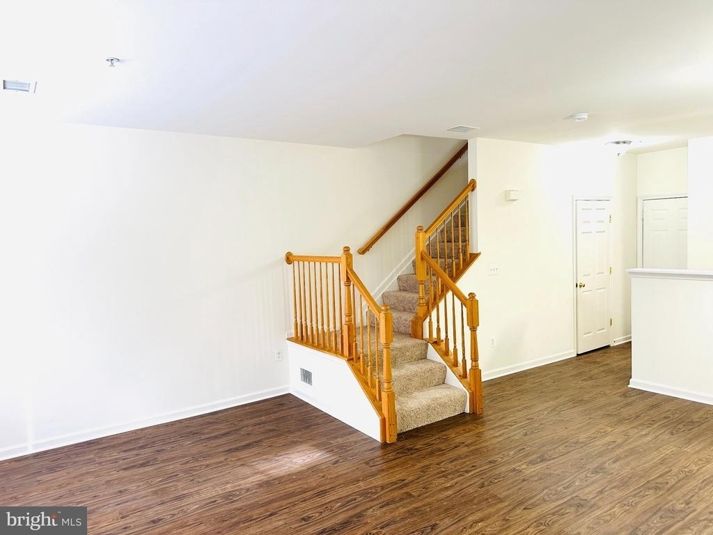 311 Cross Green Street - Photo 5