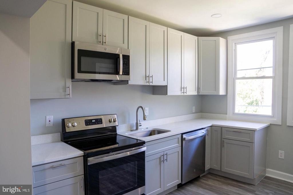 1009 Main Street - Photo 0