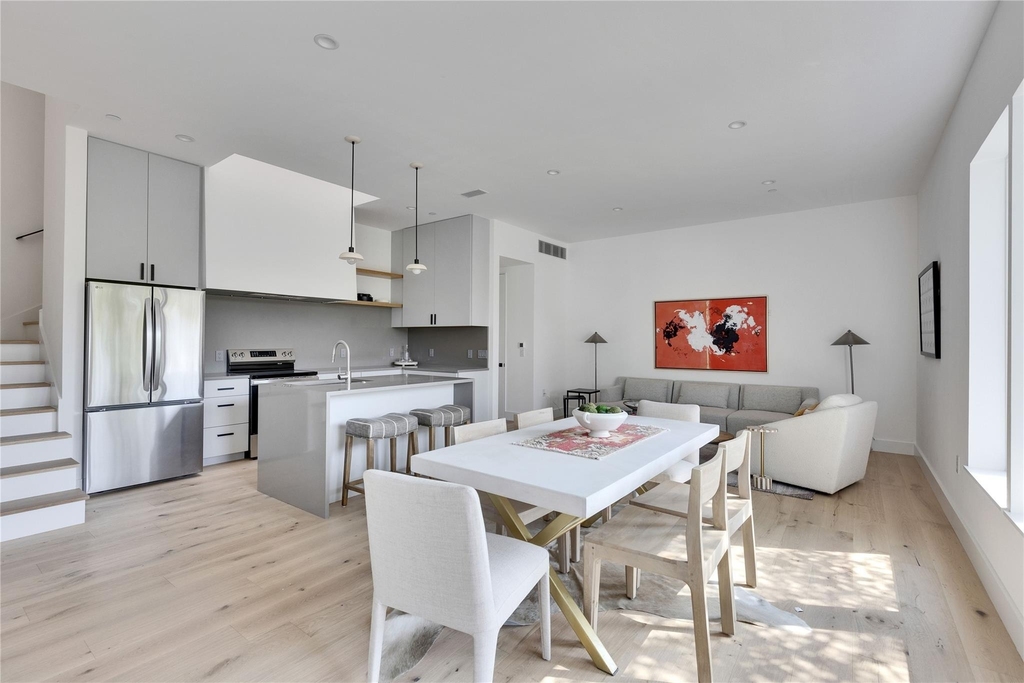 1118 W 7th St - Photo 0