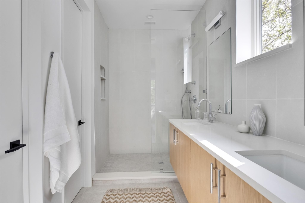 1118 W 7th St - Photo 4