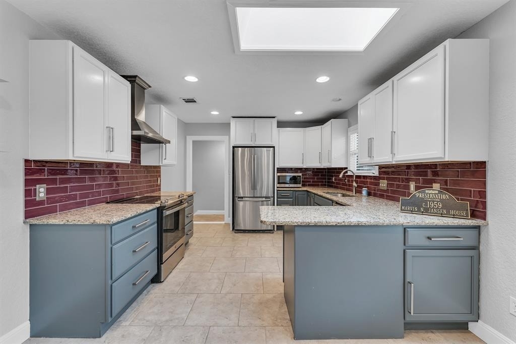 202 E 18th St - Photo 4