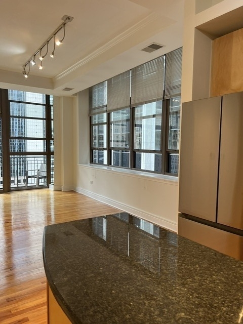 212 W Washington Street W - Photo 2