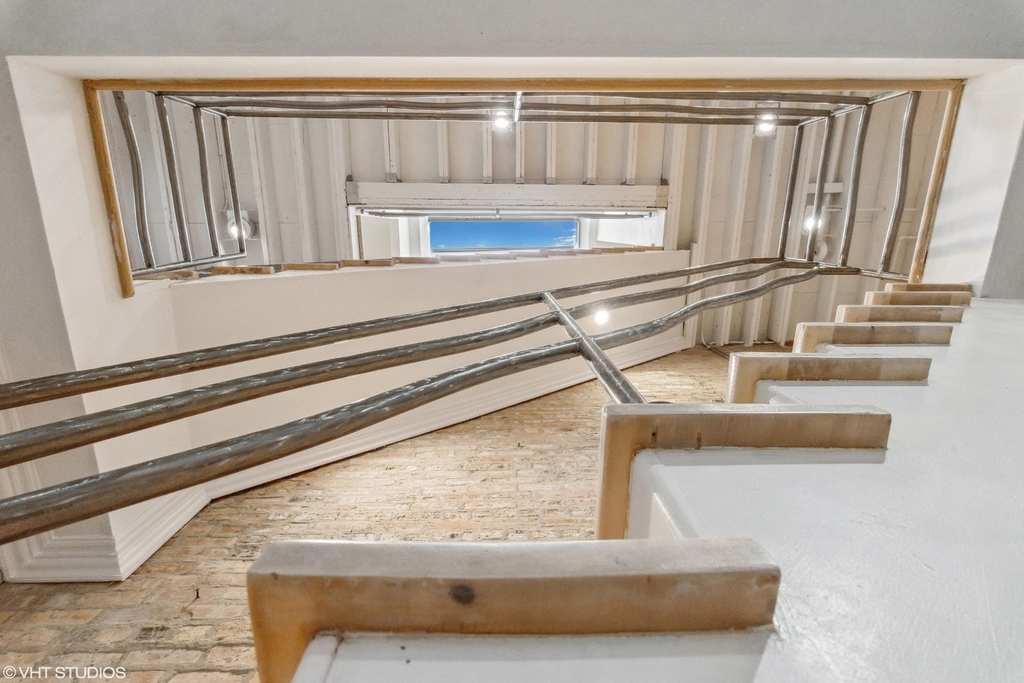 2156 W Hubbard Street - Photo 2