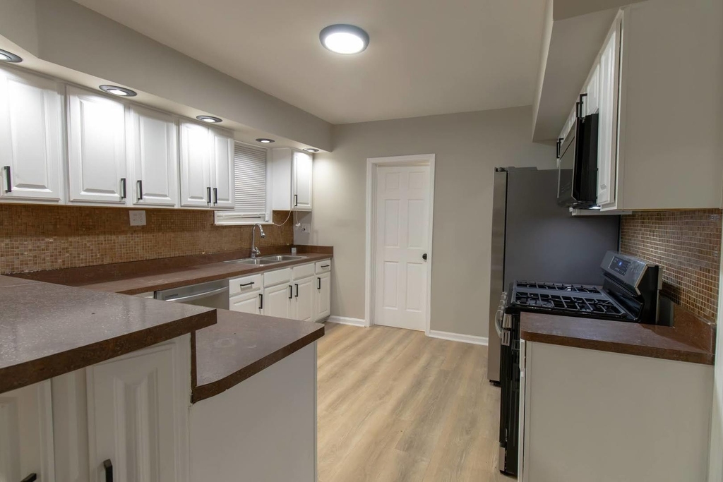 423 E 144th Street - Photo 5