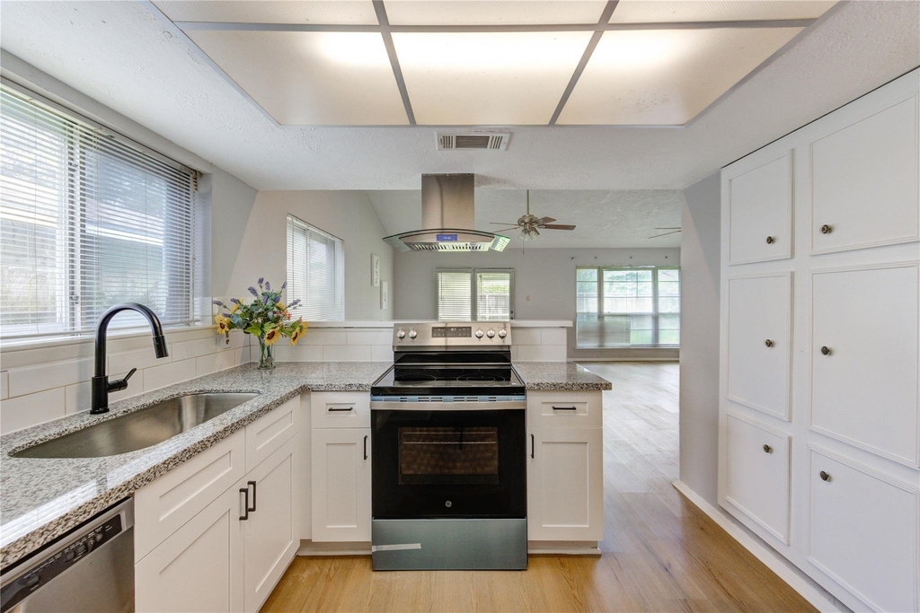 10523 Towne Square Road - Photo 13