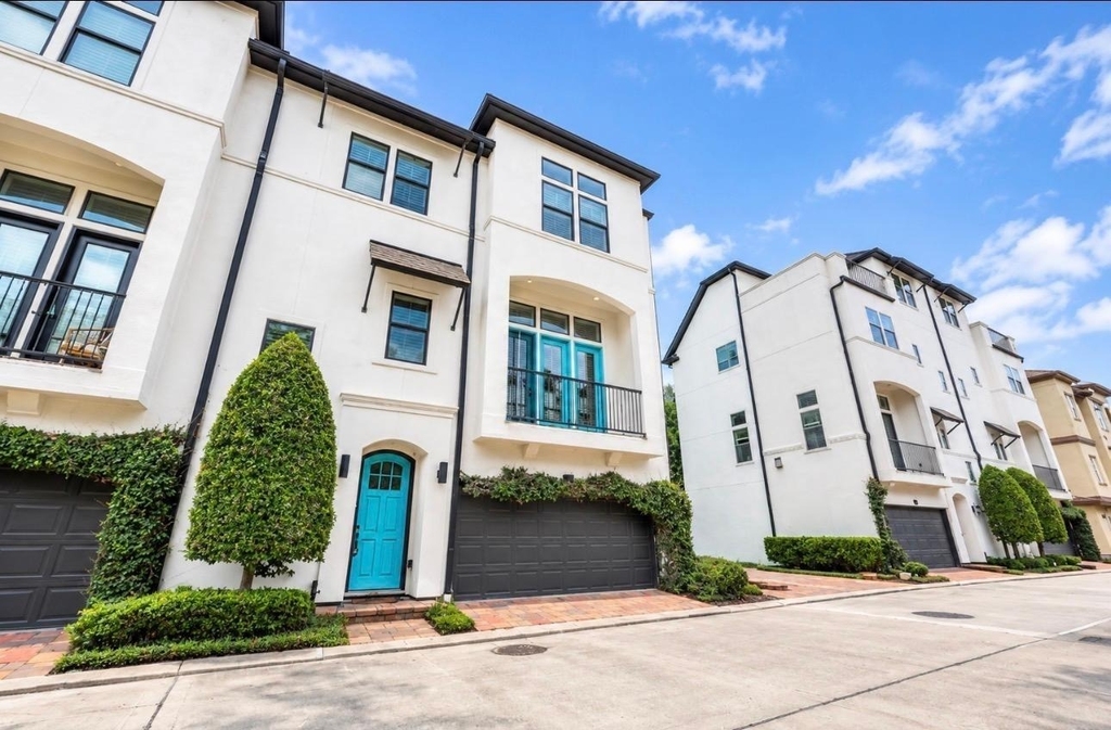 8822 Lakeshore Bend Drive - Photo 0
