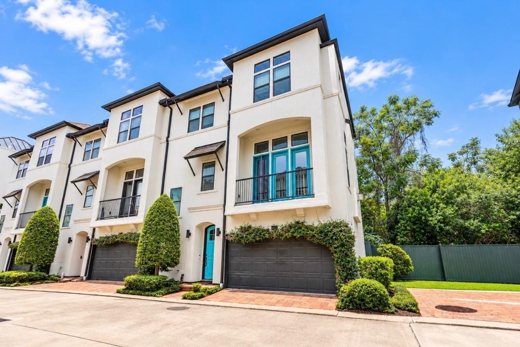 8822 Lakeshore Bend Drive - Photo 1
