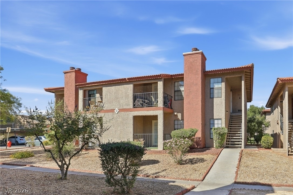 5576 W Rochelle Avenue - Photo 0