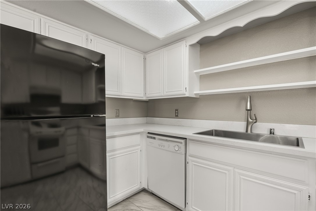 5576 W Rochelle Avenue - Photo 13