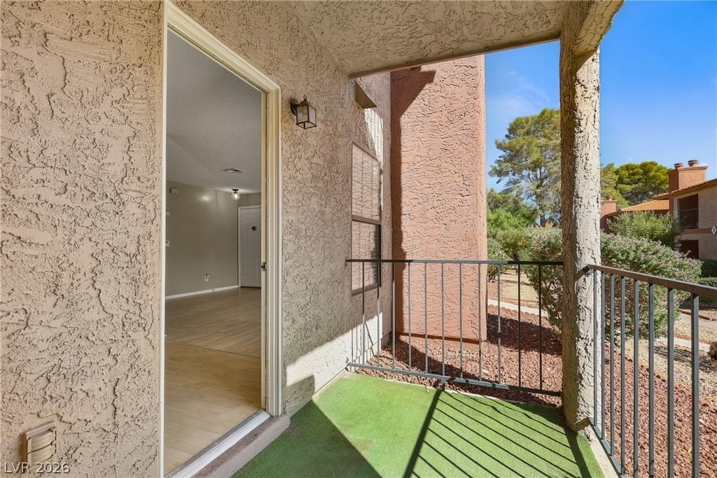 5576 W Rochelle Avenue - Photo 16