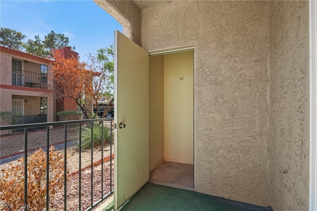 5576 W Rochelle Avenue - Photo 15