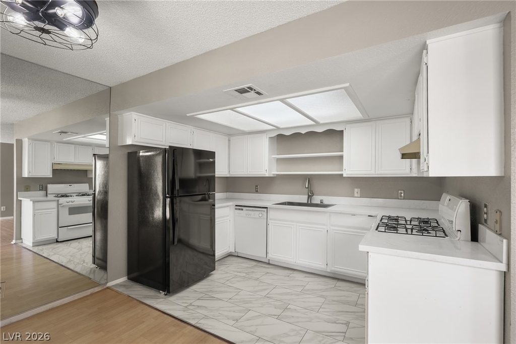 5576 W Rochelle Avenue - Photo 9