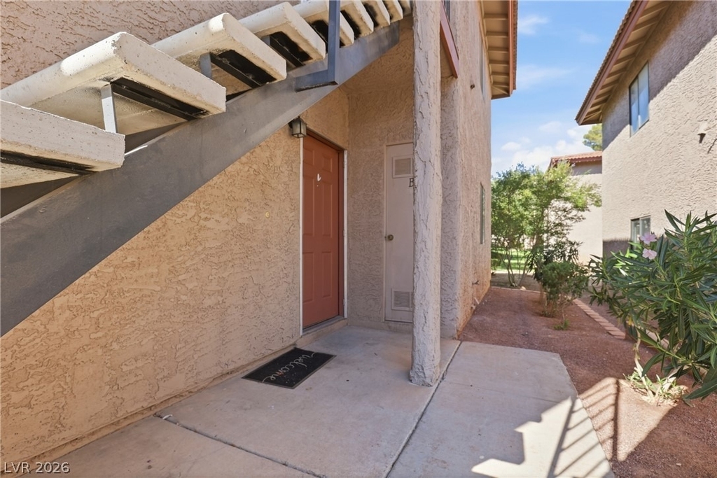 5576 W Rochelle Avenue - Photo 1