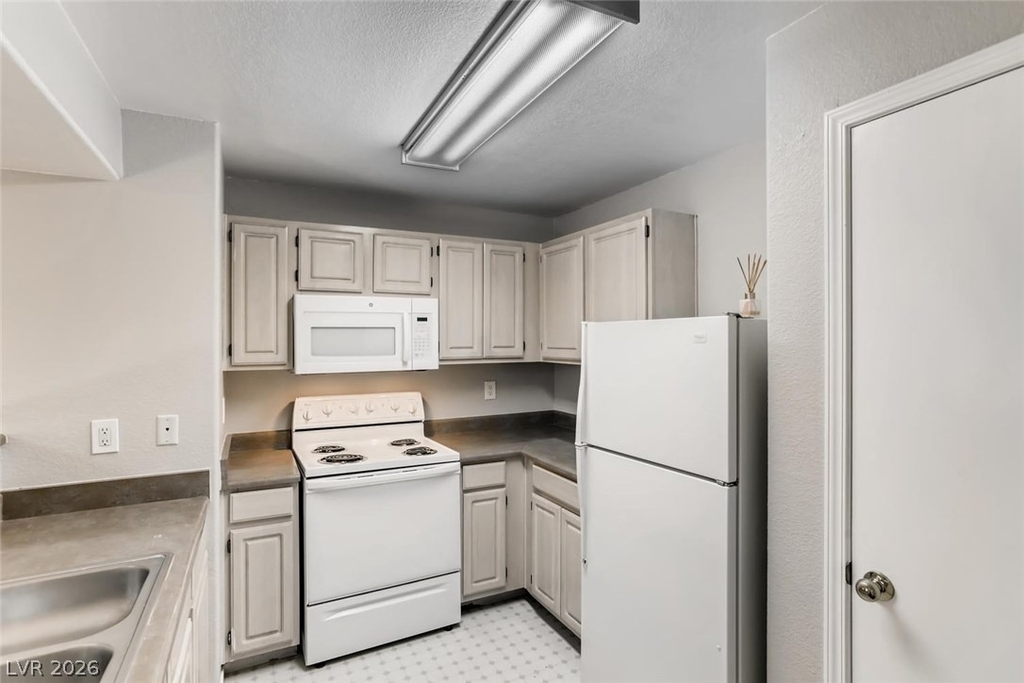 555 E Silverado Ranch Boulevard - Photo 11