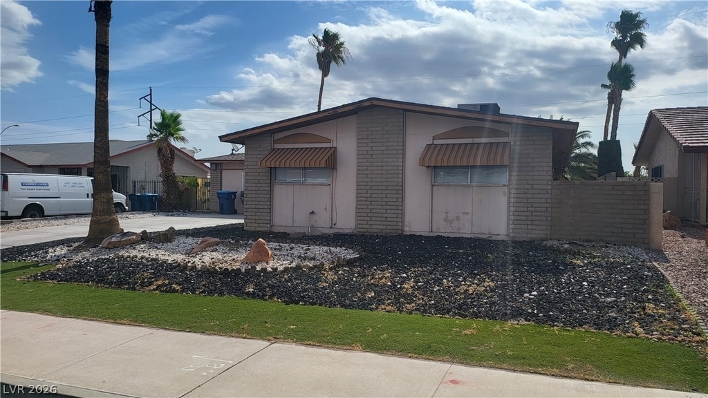 229 Breeze Street - Photo 0