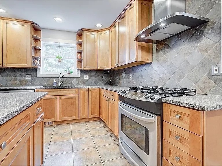 83 Dewey Avenue - Photo 3