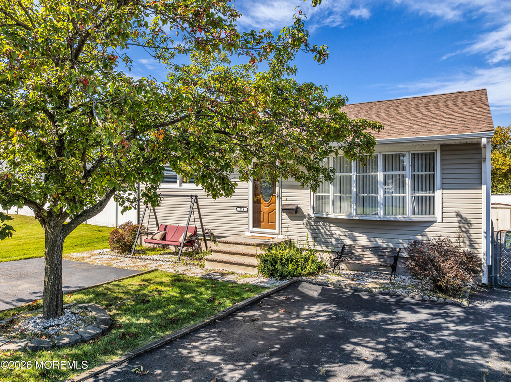 214 Furman Boulevard - Photo 2