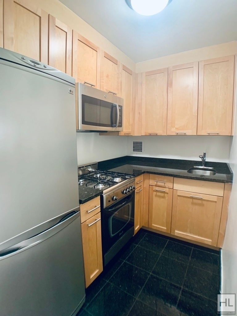 East 36 Street - Photo 6