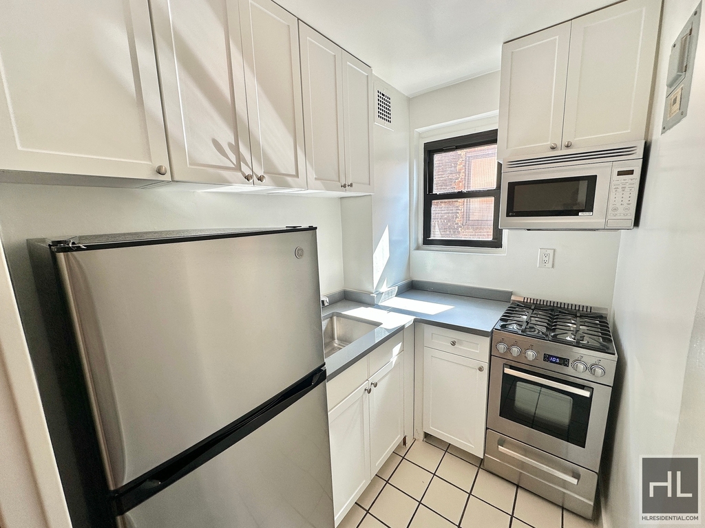 East 36 Street - Photo 5