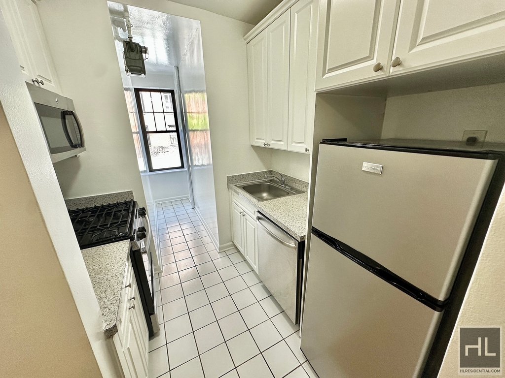West 10th Street - Photo 2