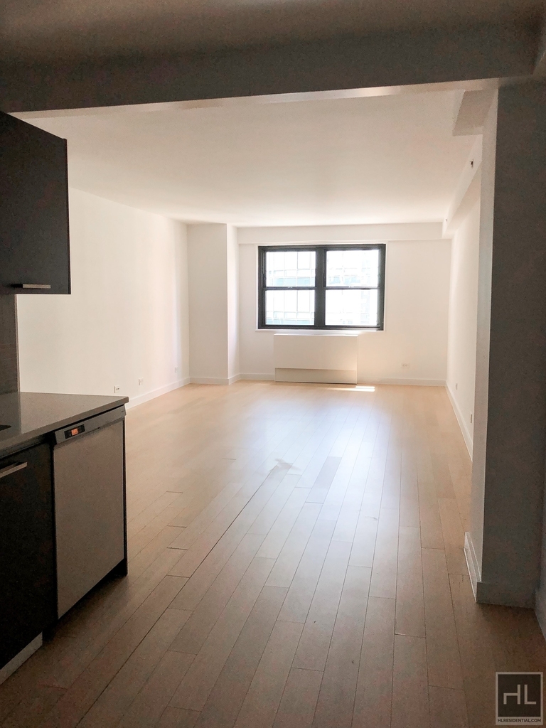 East 39th Street - Photo 0