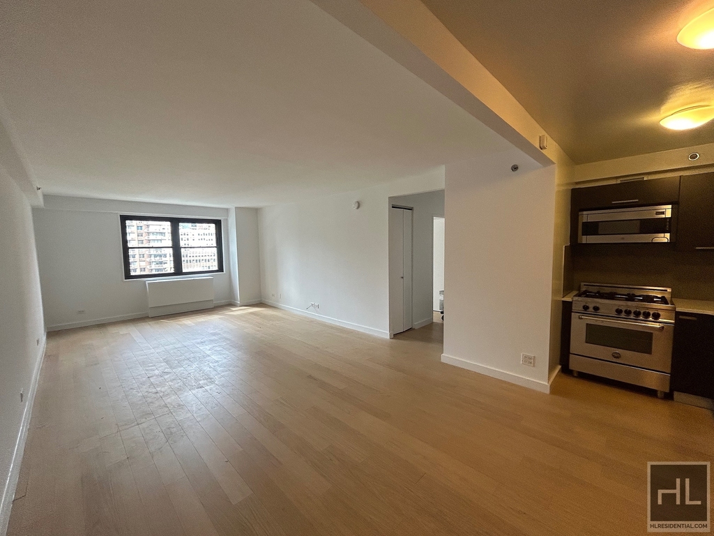 East 39th Street - Photo 0