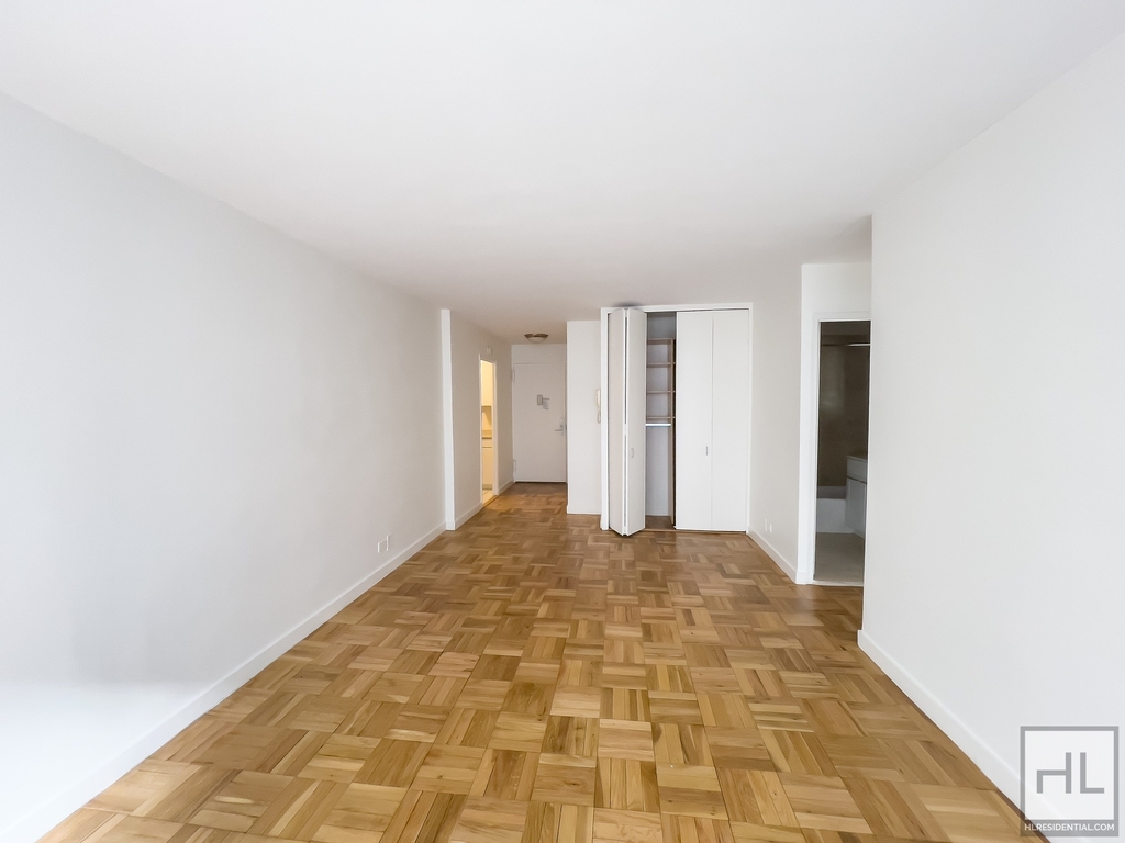 East 49 Street - Photo 1