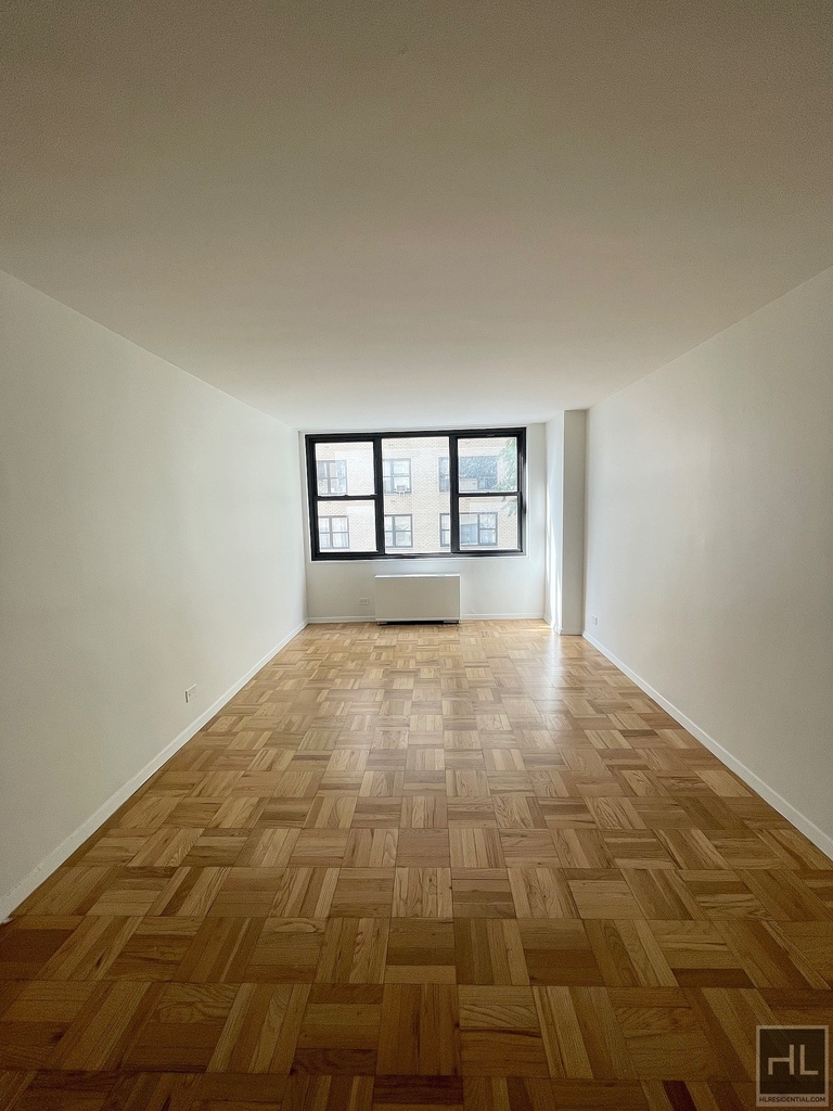 East 49 Street - Photo 4