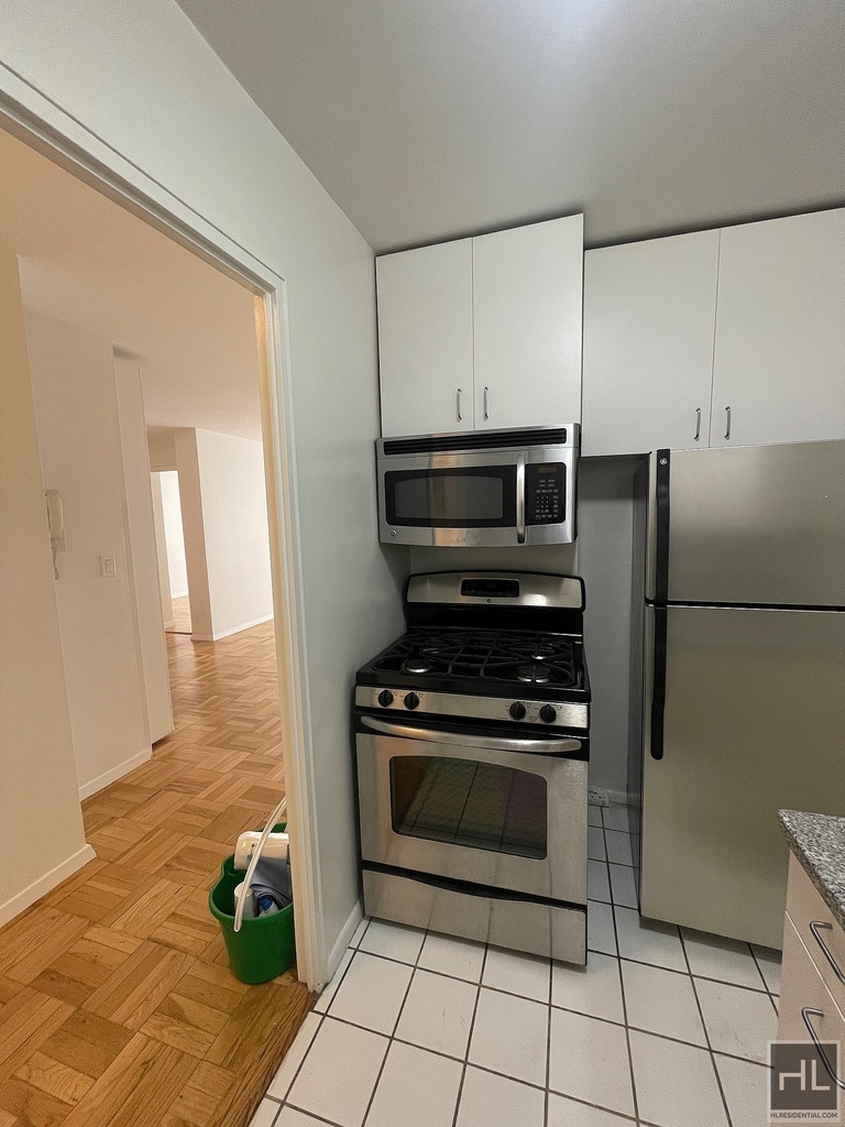 East 49 Street - Photo 10