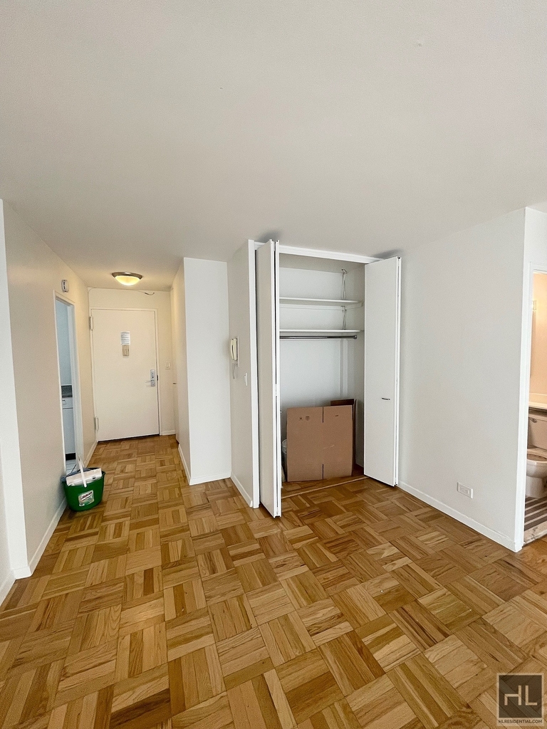 East 49 Street - Photo 6