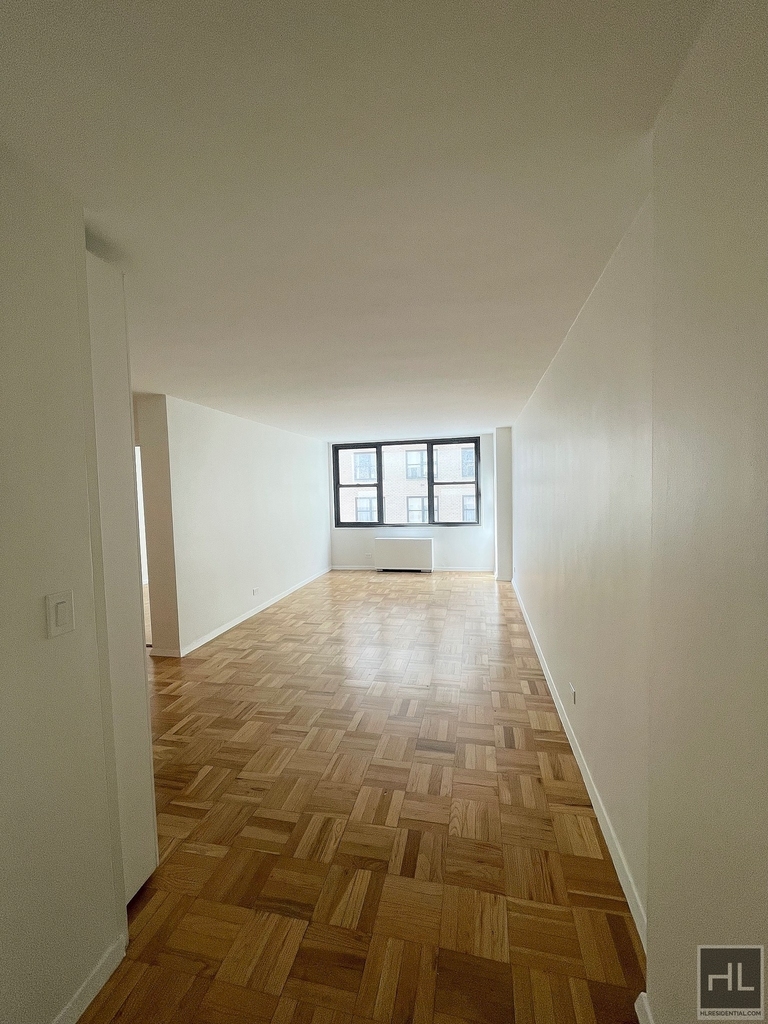 East 49 Street - Photo 5