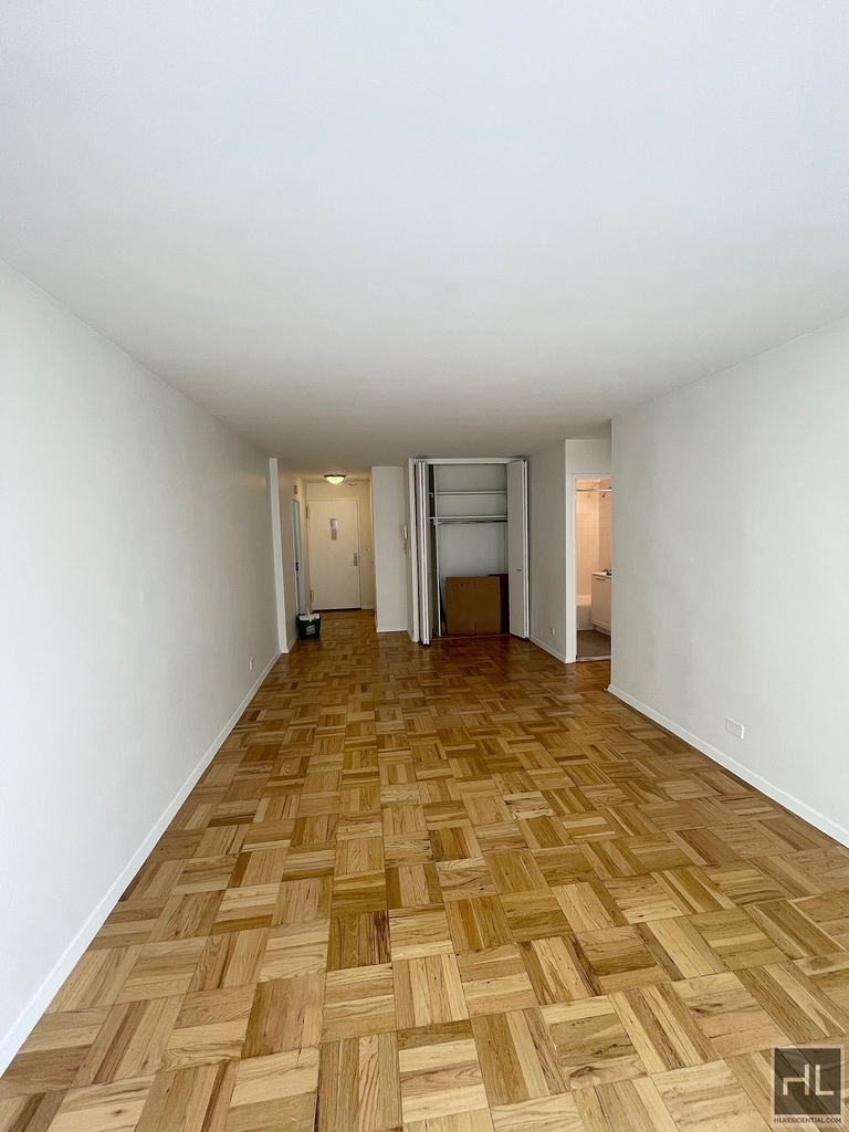 East 49 Street - Photo 7